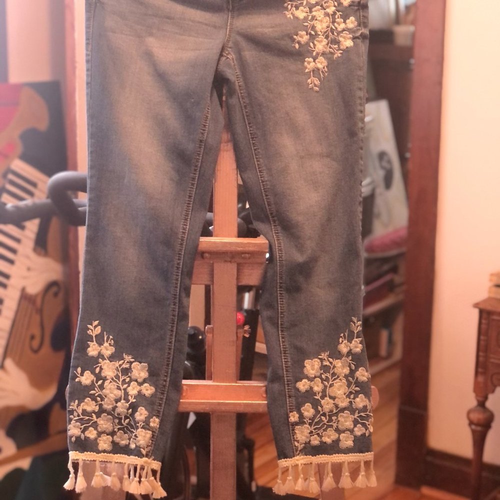 BLUE JEANS EARL BRAND IMBROADED WHITE FLOWERS AND TASSEL BOTTON TRIM SIZE 4